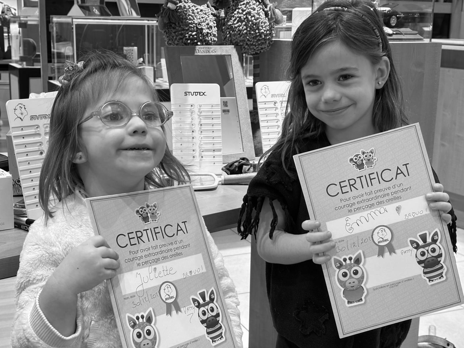 Jeune cliente accueillie en boutique avant son perçage d'oreille